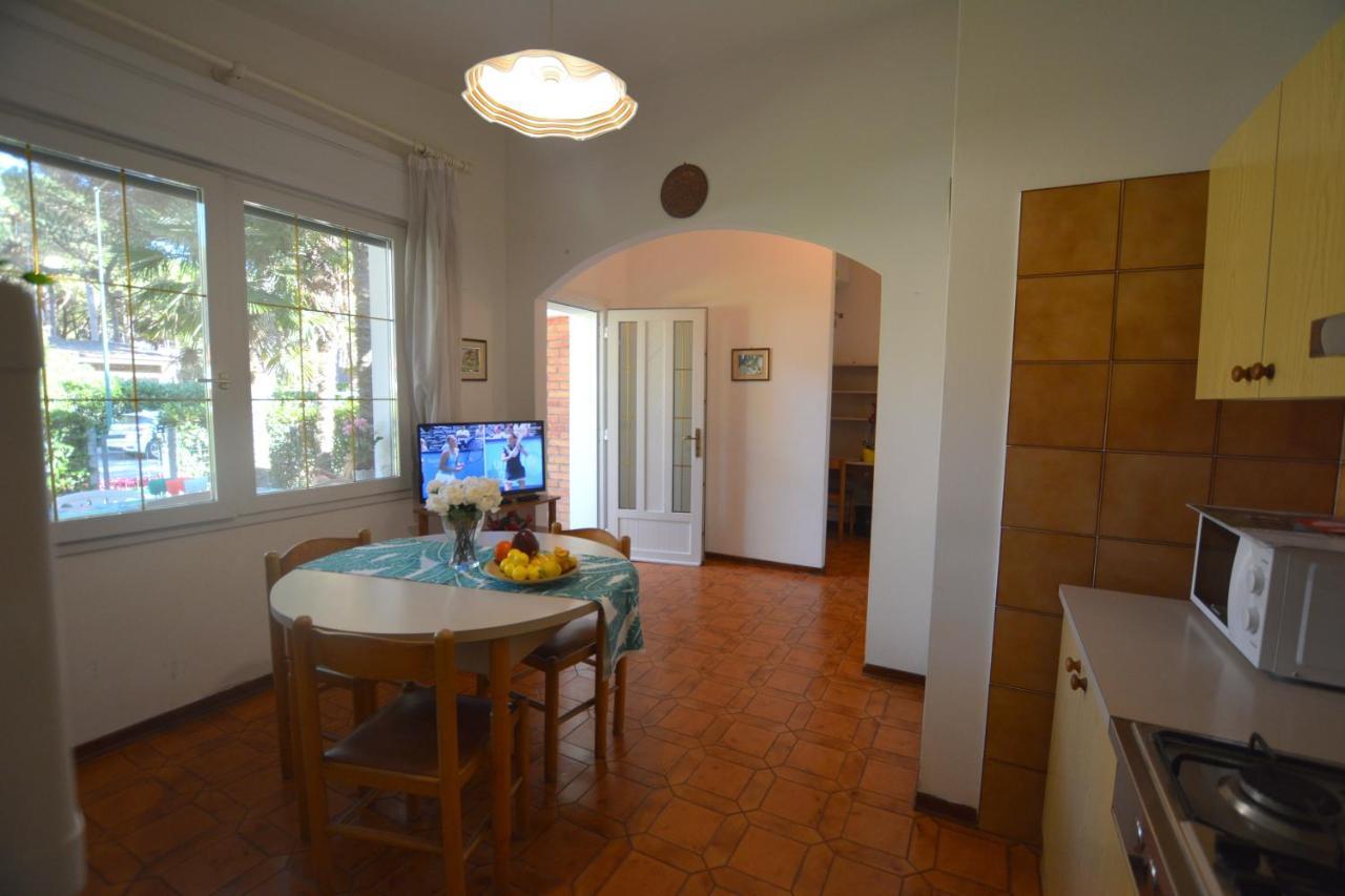 Villa A Lignano Con 2 Camere E Giardino Lignano Sabbiadoro Exterior foto